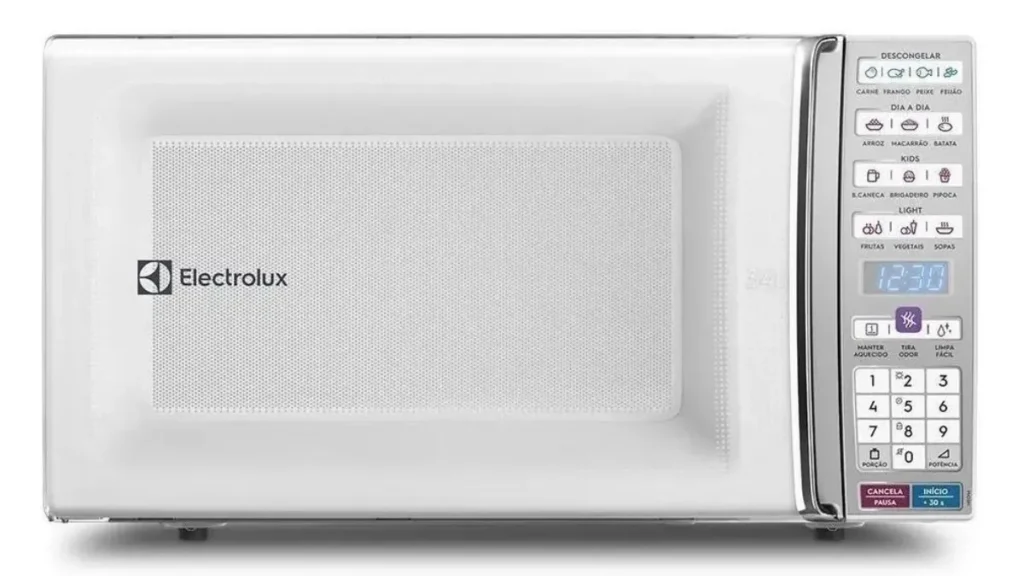 Vista frontal do micro-ondas Electrolux MEO44 de 34 litros branco com painel digital de funções e receitas.