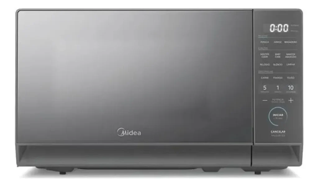 Vista frontal do micro-ondas Midea de 20 litros prata com porta espelhada escura e painel digital lateral com botões de receitas rápidas.