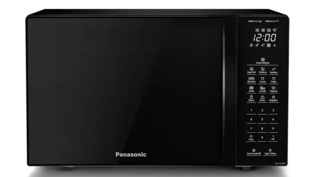 Vista frontal do micro-ondas Panasonic NN-ST66NBRU de 34 litros na cor preta, destacando a porta espelhada escura e o painel digital minimalista com teclado numérico.
