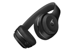 Beats Solo3 Wireless preto sobre fundo escuro