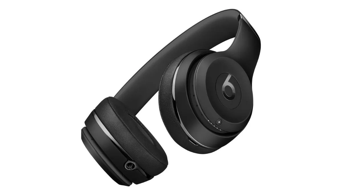 Beats Solo3 Wireless preto sobre fundo escuro