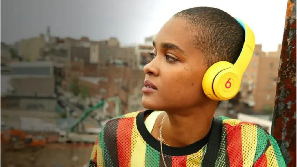 Pessoa usando Beats Solo3 Wireless em ambiente urbano