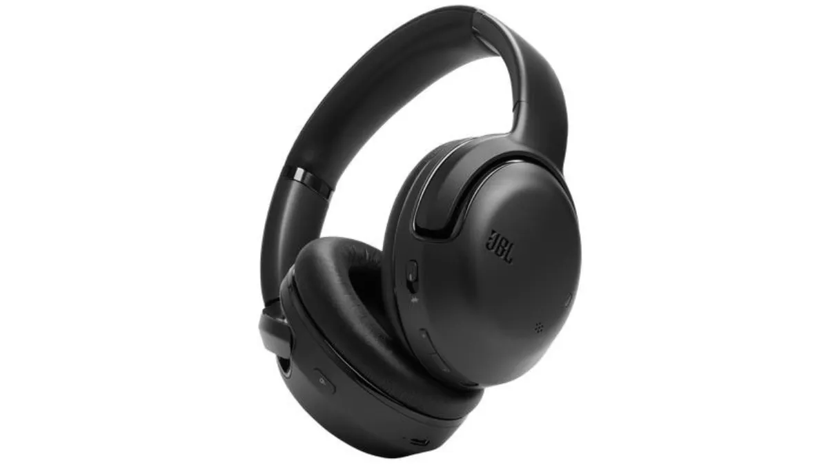 JBL Tour One M2 headphone premium over-ear em fundo branco