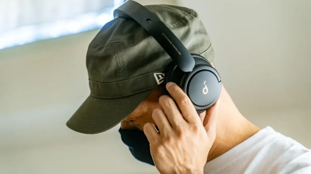 Pessoa usando o Anker Soundcore Q30 com ANC em ambiente movimentado