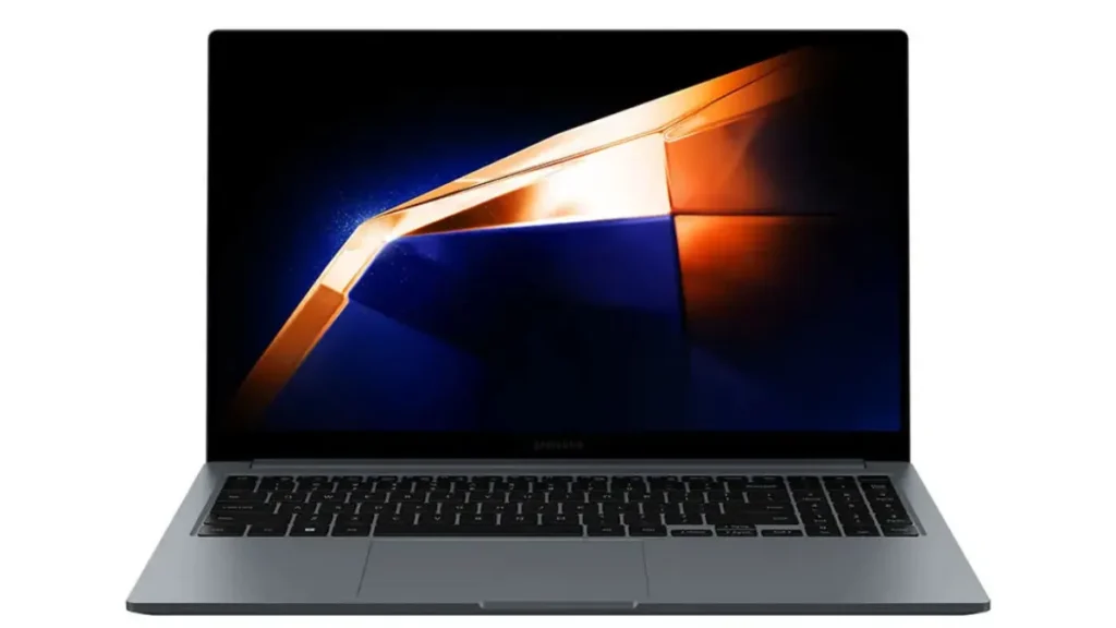 Notebook de alta performance Acer Nitro V15 na cor preta, aberto de frente com a tela ligada exibindo o papel de parede escuro oficial e o logotipo vermelho e prata escrito Acer Nitro.