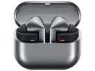 Fone de ouvido intra-auricular Samsung Galaxy Buds 3 Pro na cor cinza dentro do estojo de carregamento com tampa transparente aberta