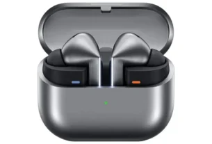 Fone de ouvido intra-auricular Samsung Galaxy Buds 3 Pro na cor cinza dentro do estojo de carregamento com tampa transparente aberta