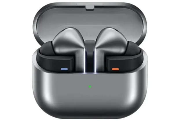 Fone de ouvido intra-auricular Samsung Galaxy Buds 3 Pro na cor cinza dentro do estojo de carregamento com tampa transparente aberta