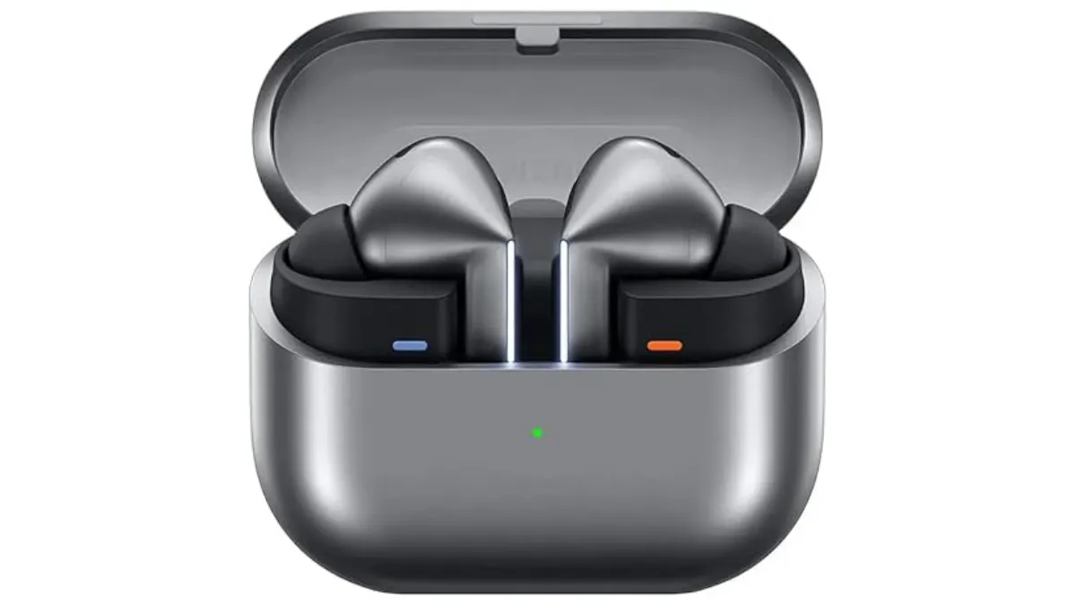 Fone de ouvido intra-auricular Samsung Galaxy Buds 3 Pro na cor cinza dentro do estojo de carregamento com tampa transparente aberta