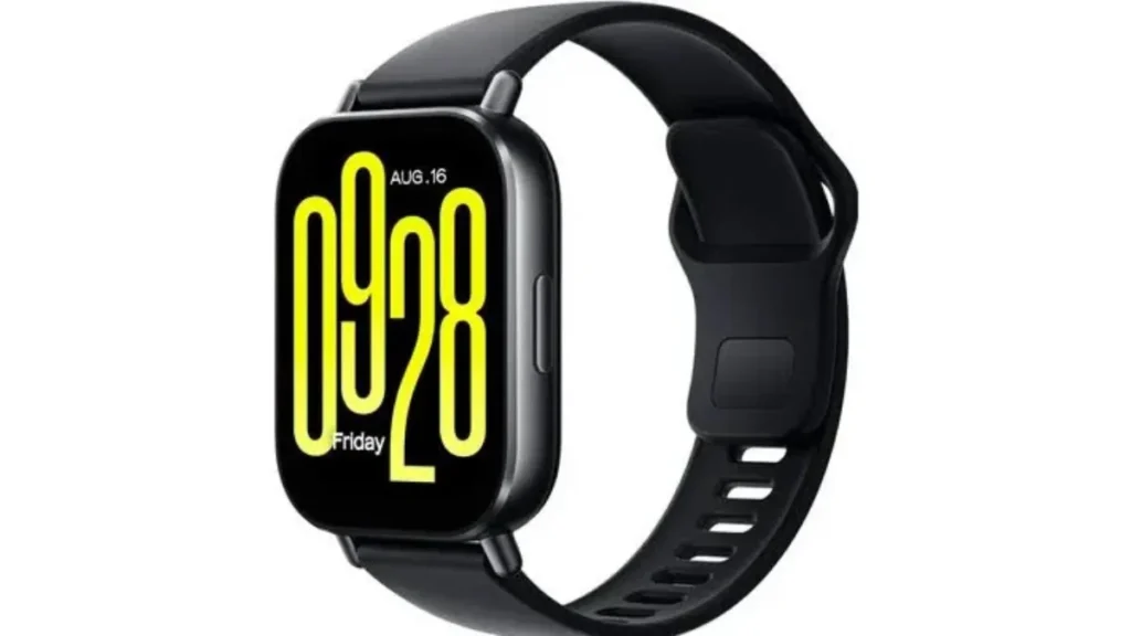 Smartwatch Redmi Watch 5 Active preto com pulseira de silicone escura e tela retangular acesa exibindo as horas em amarelo com fundo preto.
