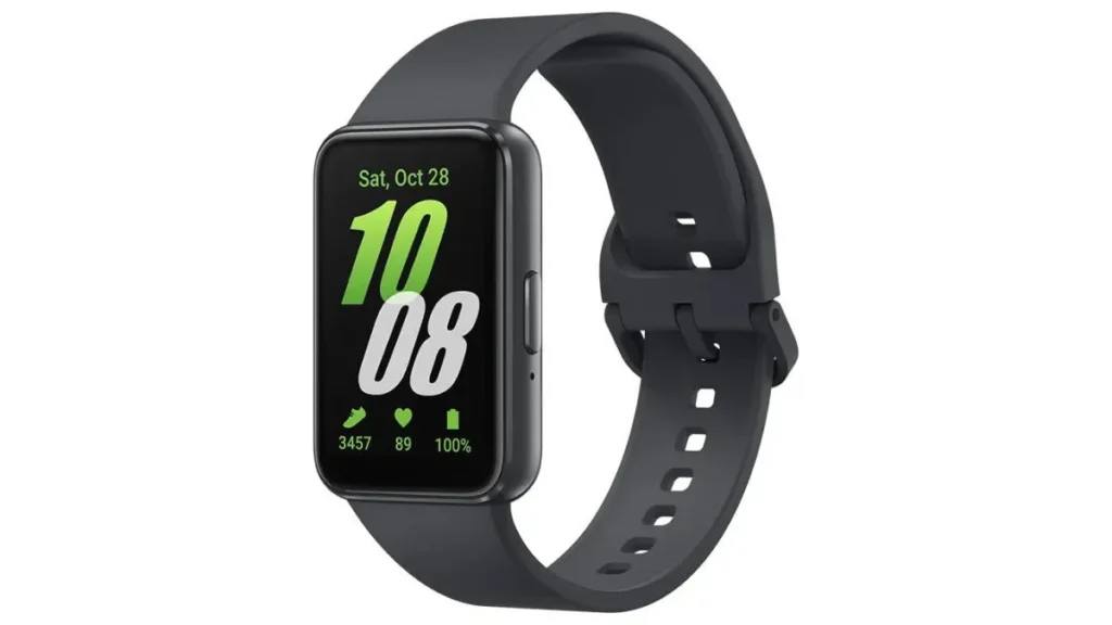 Smartwatch Samsung Galaxy Fit 3 grafite visto de frente com pulseira de silicone escura e tela AMOLED retangular acesa exibindo as horas.